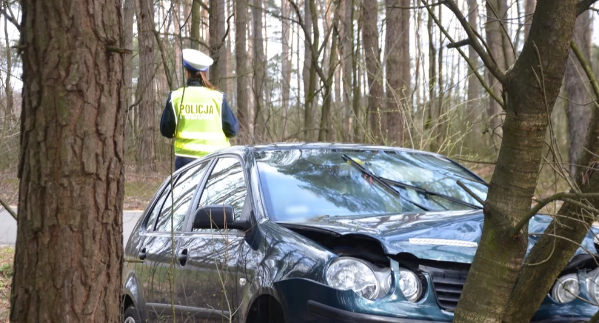 19-latka uderzyła w drzewo. Z obrażeniami trafiła do szpitala 