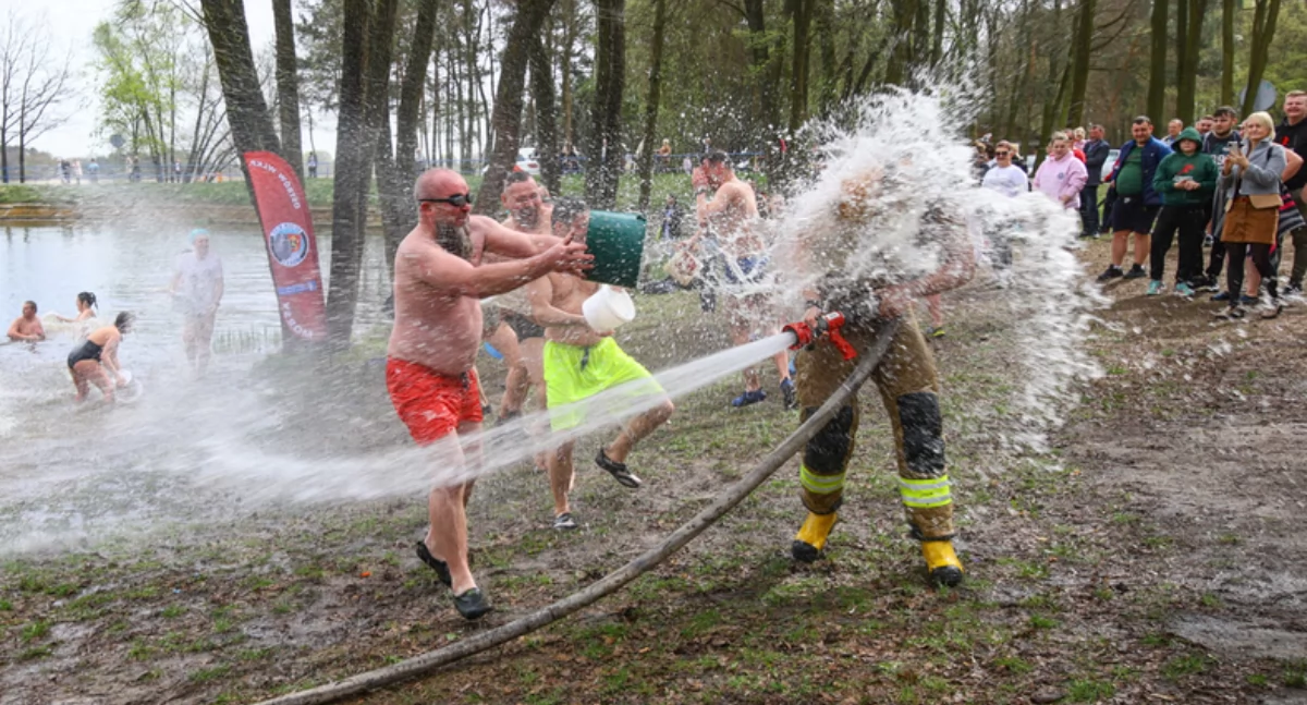 Śmigus-dyngus 2025. Kiedy tradycyjne oblewanie wodą może zakończyć się mandatem?
