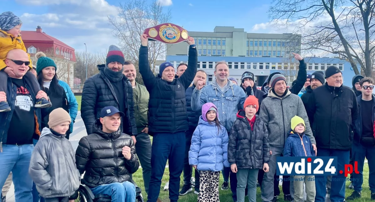 „Mistrz, Mati mistrz!” Mateusz Tryc wrócił do domu i spotkał się z kibicami [FOTO/WIDEO]