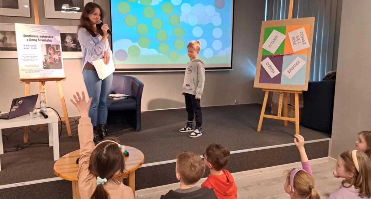 Spotkanie z autorką książek dla dzieci. Uczniowie poznali tajniki pracy pisarki
