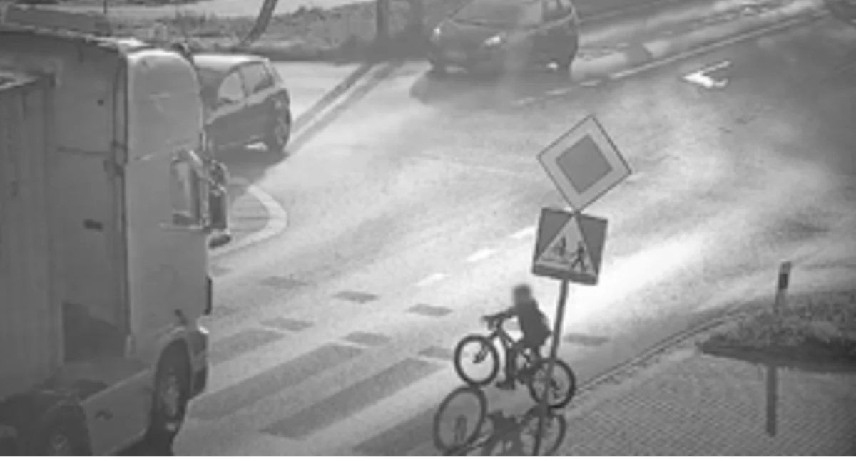 Rowerzysta potrącony przez ciężarówkę: Szczegóły groźnego wypadku w Wyszkowie