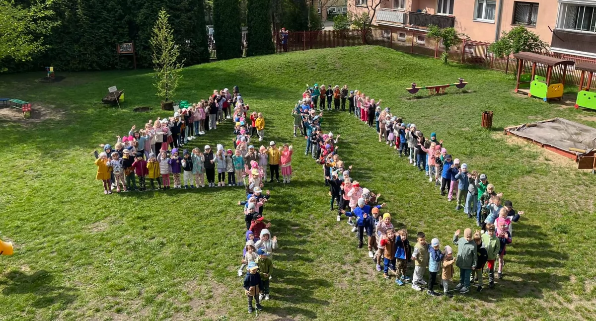 Z okazji 40-lecia Przedszkola nr 9 „Bajka” zasadzono to drzewo jako symbol wzrostu, nadziei i przyszłości