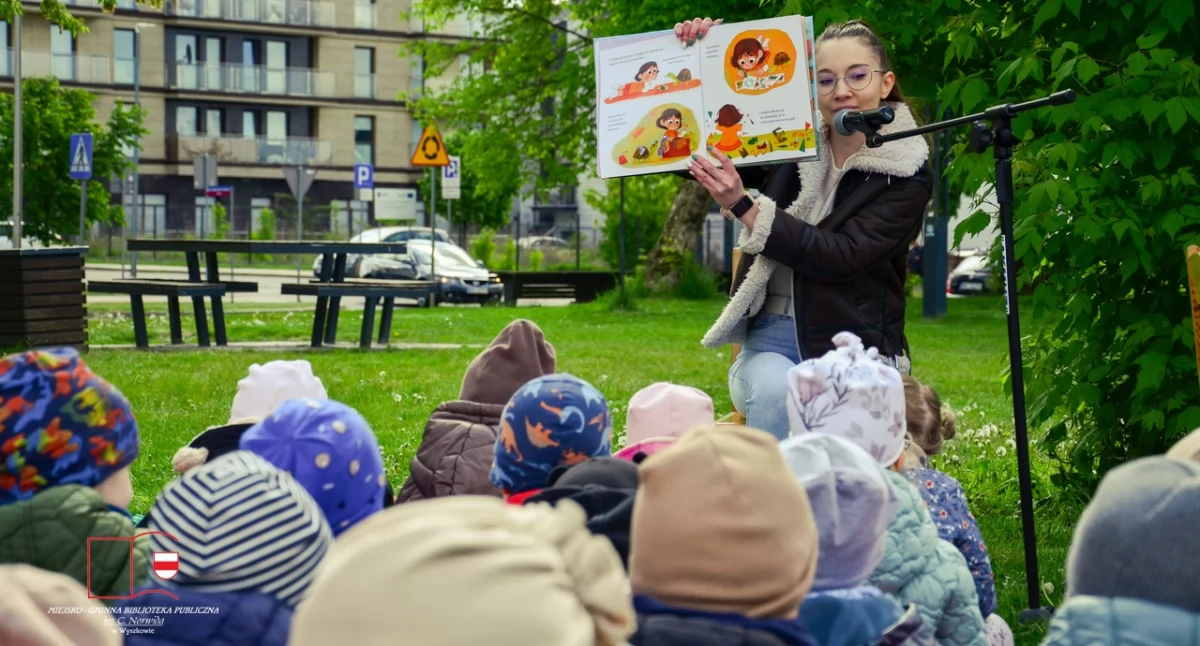 Czytanie na trawie z Miejską Biblioteką 