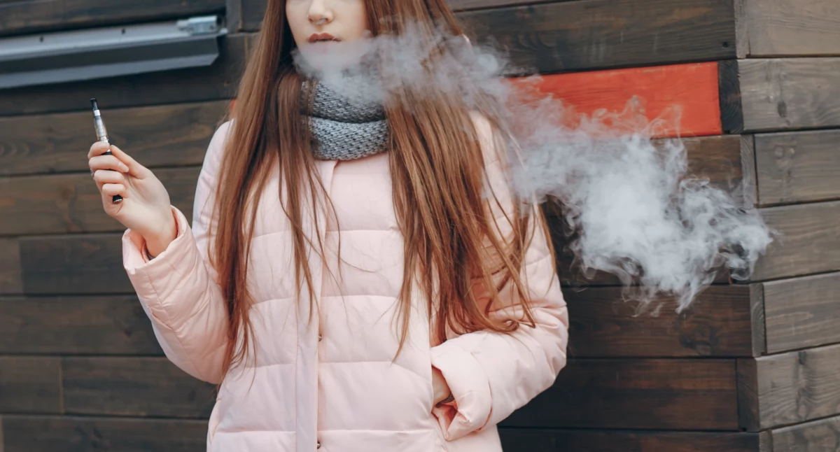 Są kolorowe, słodkie i niszczą płuca. Polska młodzież tkwi po uszy w uzależnieniu