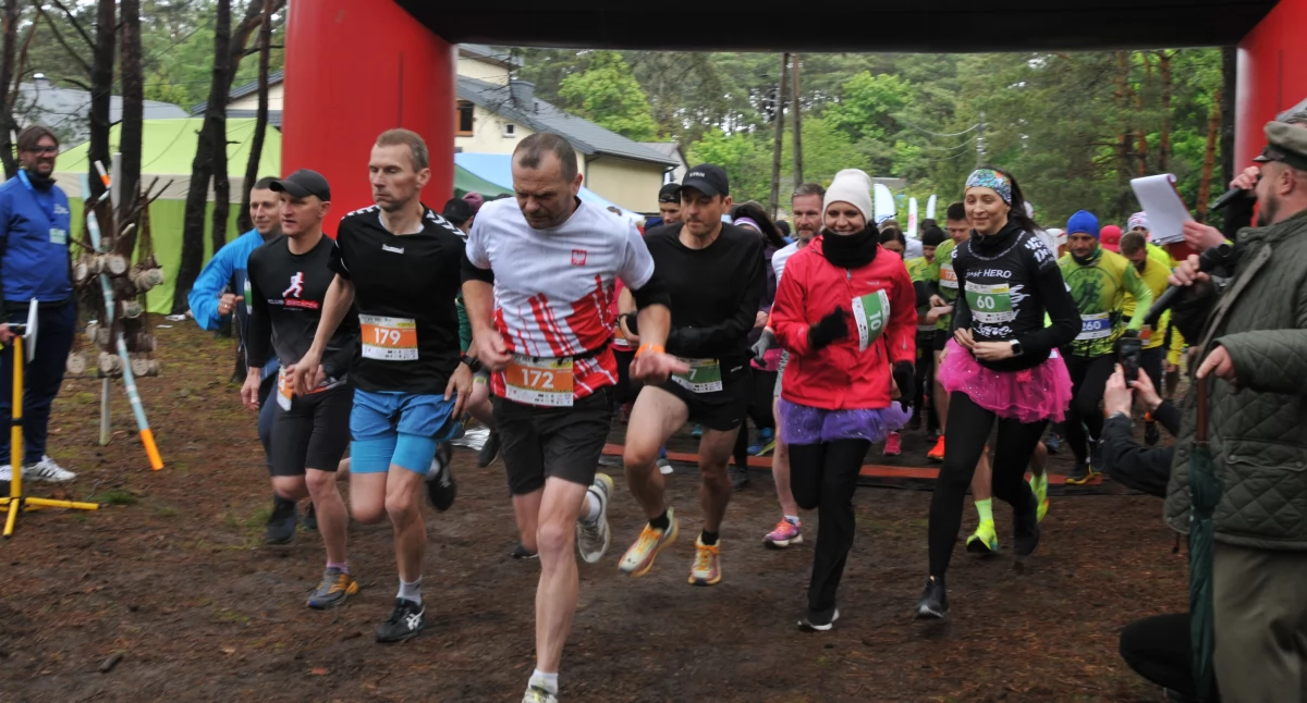 W Mostówce pobiegli mimo deszczu – sport, natura i pomoc w jednym [FOTO]