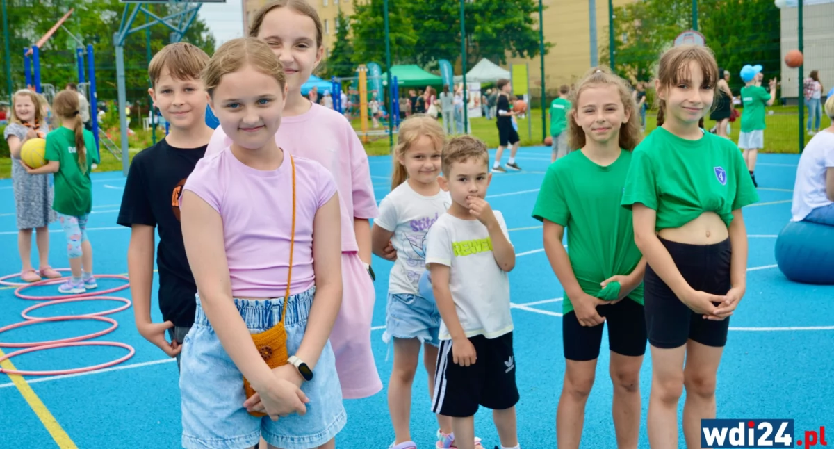 Rodzinny Piknik Profilaktyczny w SP nr 4. Joga na trawie i moc atrakcji mimo kaprysów pogody