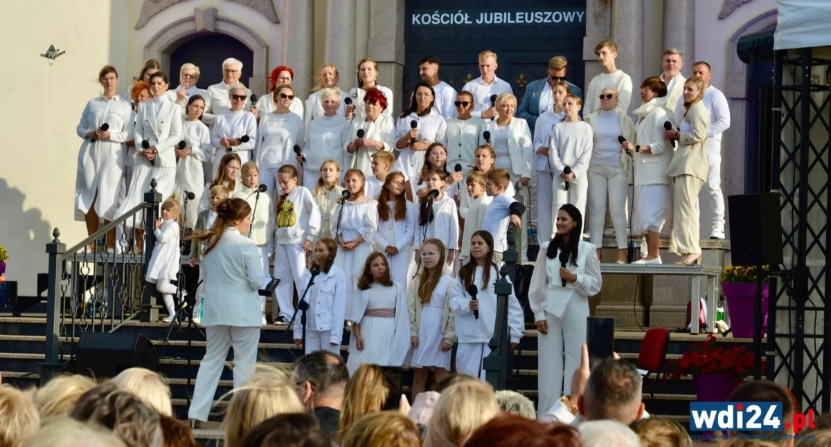 Koncert Uwielbienia. Modlitwa przez muzykę [FOTO]