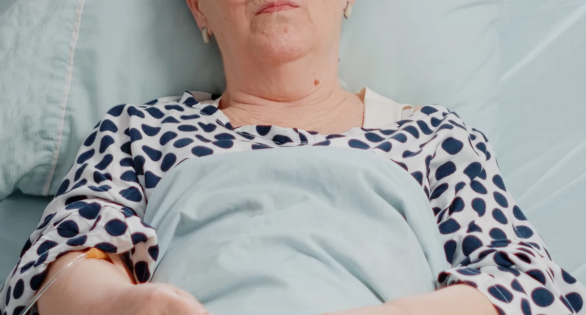 Pieniądze za opiekę nad chorym rodzicem. ZUS oferuje zasiłek opiekuńczy
