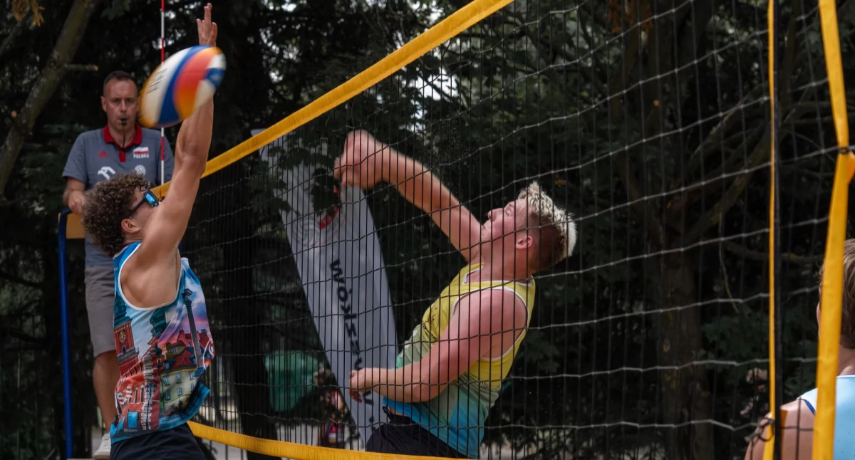 I Turniej Plażówki o Puchar UKS Volley. Zagrało 16 par… i pogoda [foto] 