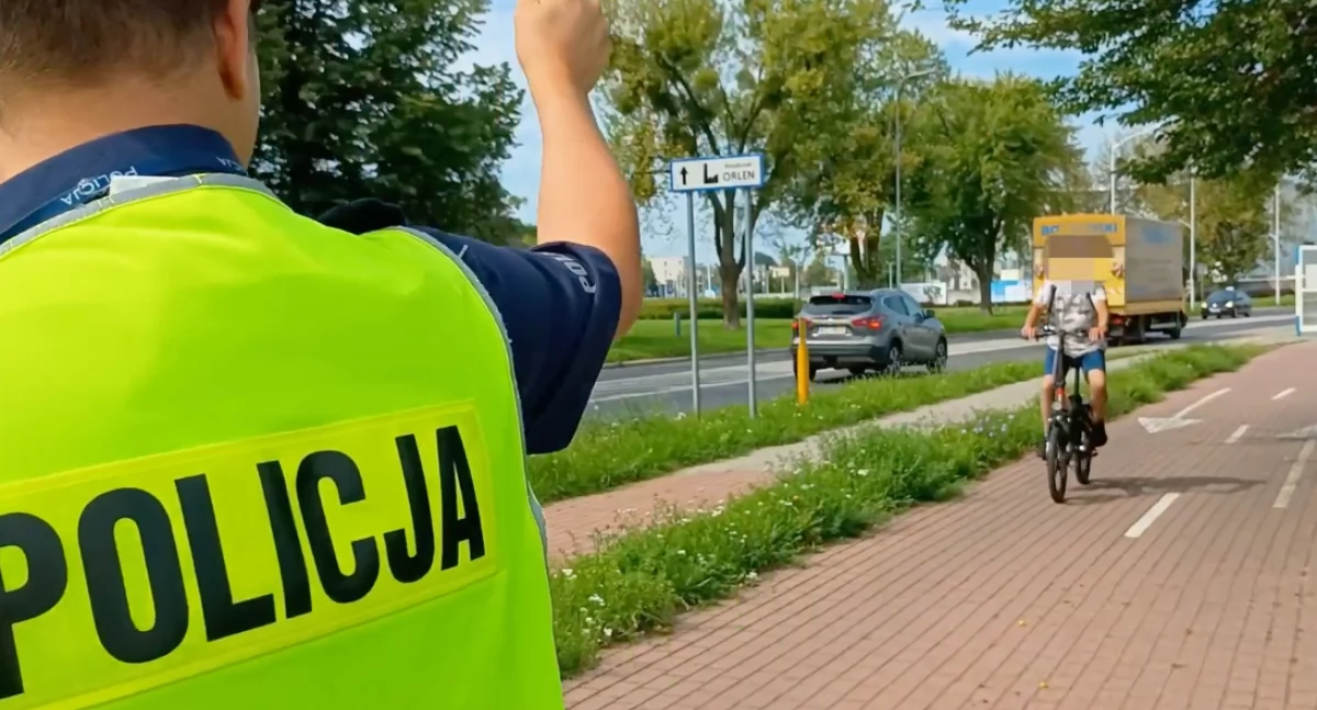 Pijany rowerzysta pisał SMS-a w trakcie jazdy. Dostał srogi mandat [WIDEO]