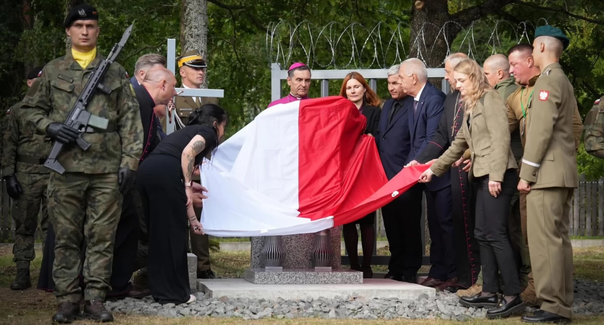 Upamiętnili sierż. Mateusza Sitka. Pomnik został odsłonięty w Czerlonce