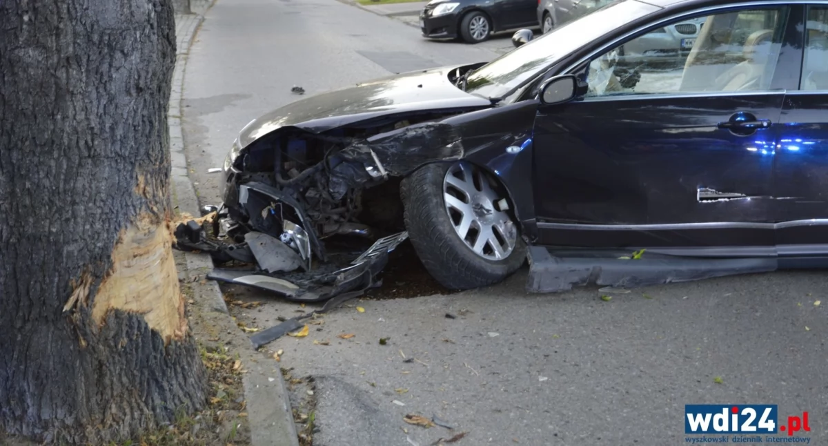 Citroenem uderzył w drzewo i zwiał. Szczegóły zdarzenia na ul. Nadgórze 