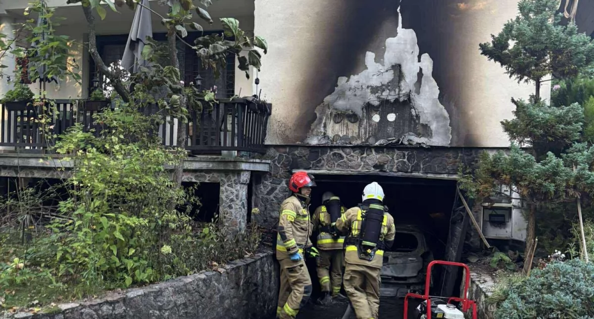 Pożar garażu w Popowie Parcelach. Strażacy szybko opanowali ogień