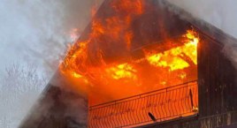 Pożar domu jednorodzinnego. Z żywiołem walczyły trzy zastępy strażaków