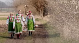 Film o oklejance kurpiowskiej z Puszczy Białej. Sceny powstawały m.in. w Jackowie Dolnym