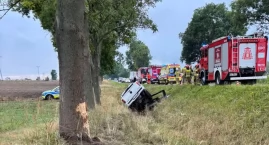 Wypadek na DK62. Zjechał do rowu i rozbił się o drzewa