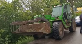 Miał tylko pojechać do sklepu… koparką. Skończyło si&hellip;