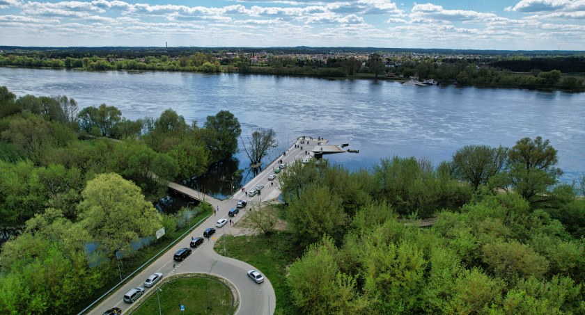 Piknikowa atmosfera i długa kolejka samochodów - nowa przeprawa promowa Flisakiem
