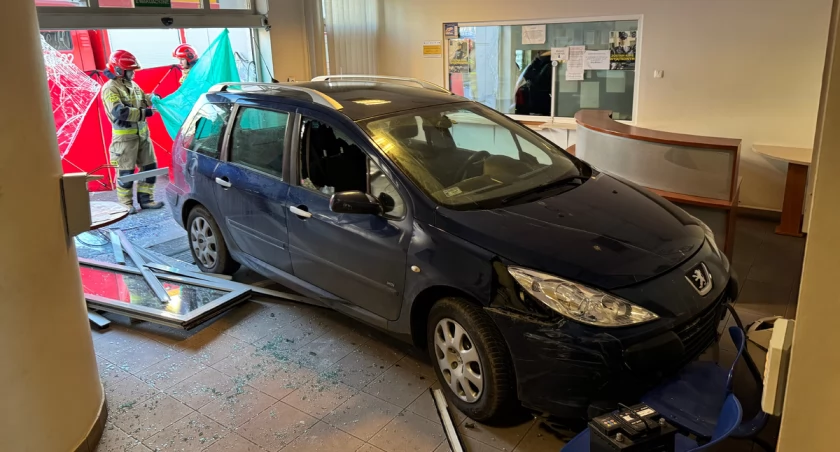 Zarzuty dla kierowcy, który zdewastował budynek komisariatu w Bydgoszczy