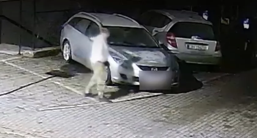 Rozpoznajesz tego mężczyznę? Policja prosi o pomoc w sprawie uszkodzenia samochodów w Bydgoszczy