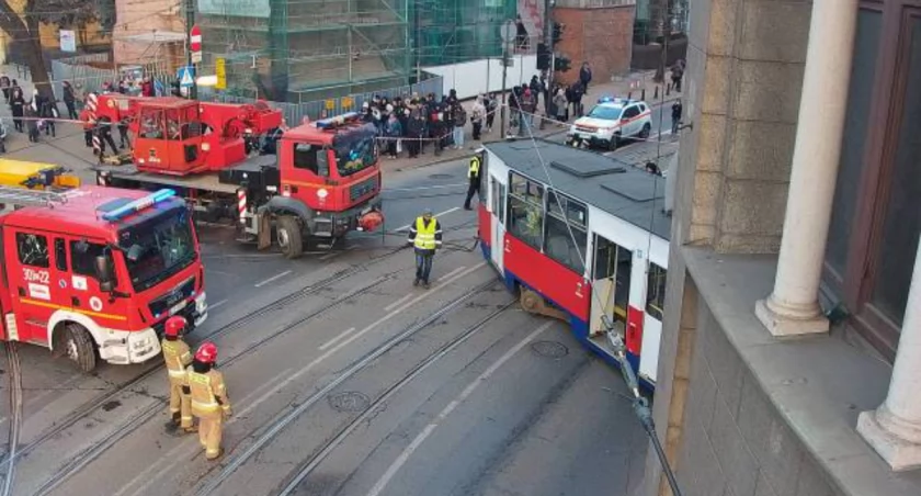 Tramwaj w centrum Bydgoszczy wymyka się spod kontroli – uderza w budynek!
