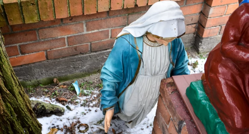 Ktoś przekroczył granicę – Profanacja figury Matki Bożej w Fordonie wywołuje burzę!