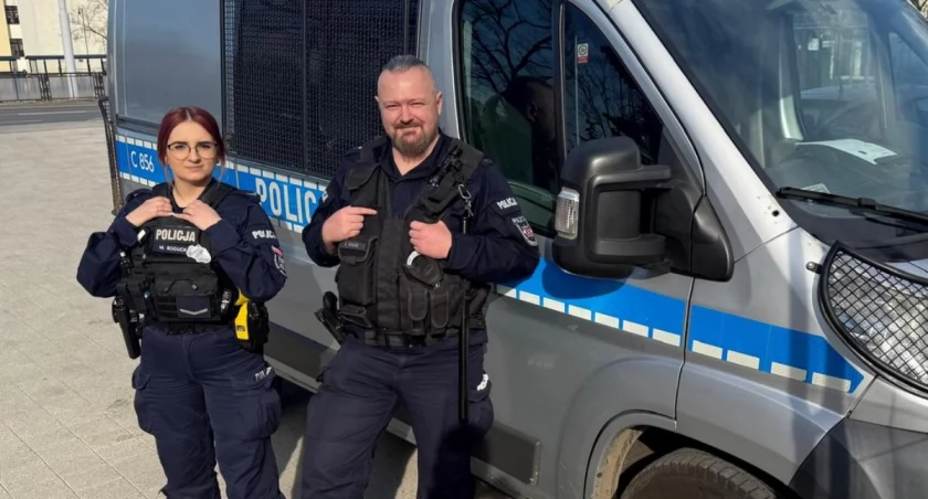 Dramatyczne chwile na Szwederowie – policjanci ratują 82-latkę