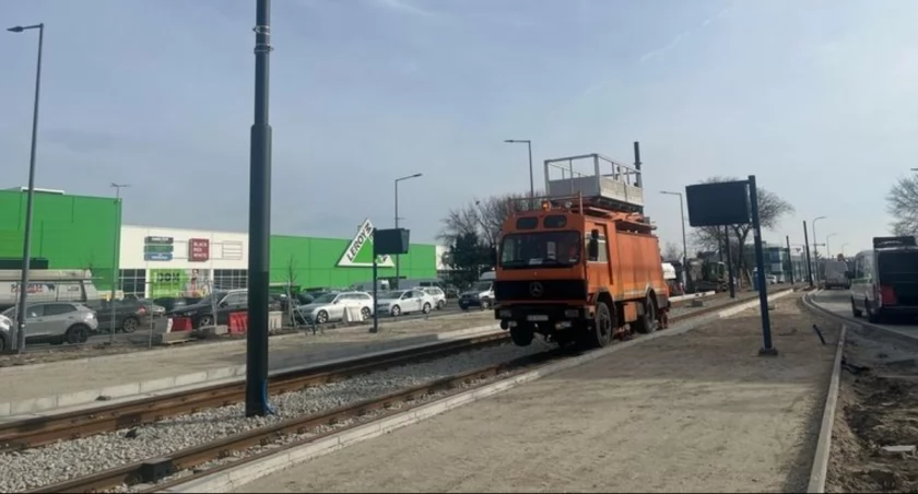 Bezpieczniej, szybciej, wygodniej – nowe perony tramwajowe zmieniają ul. Toruńską