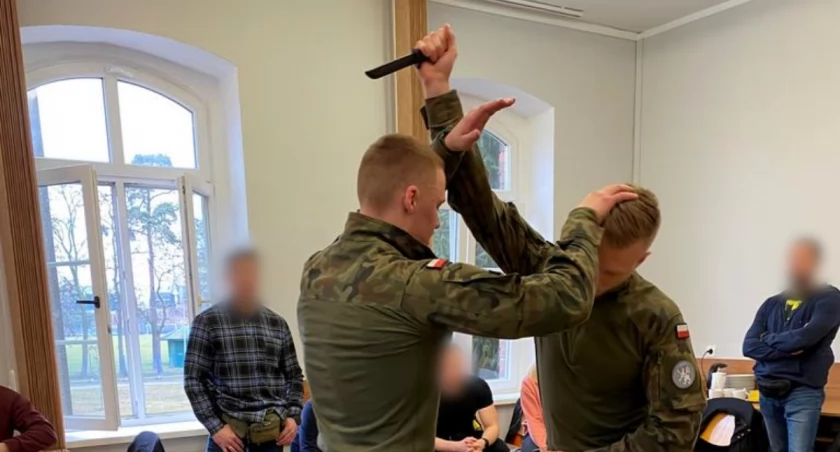 Z nożem w ręku – jak policjanci uczą się reagować na ataki?