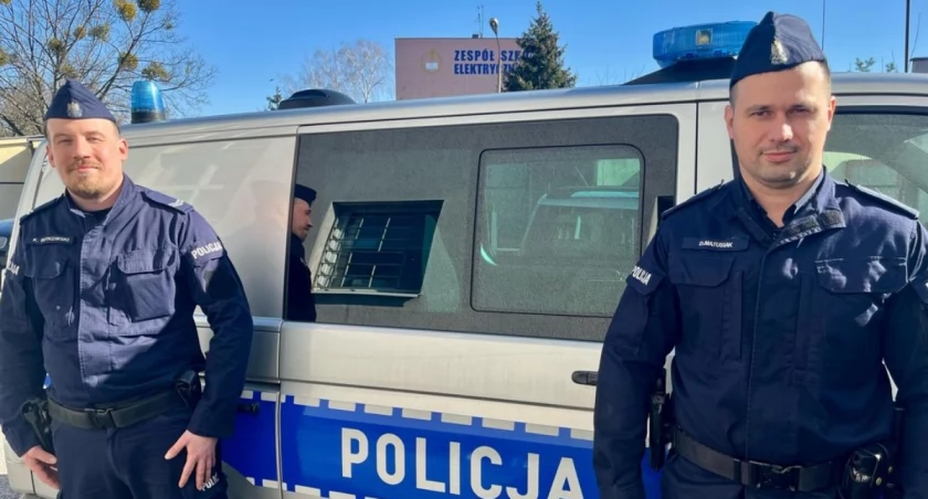 Zamiast czekać na karetkę, poszedł po policję. To uratowało życie 78-latkowi w Bydgoszczy