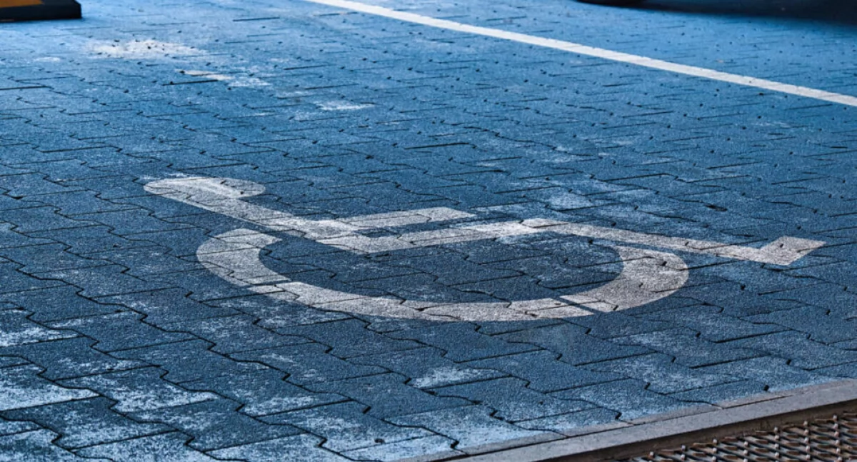 Mandat to za mało? Skala ignorancji wobec miejsc parkingowych dla niepełnosprawnych szokuje