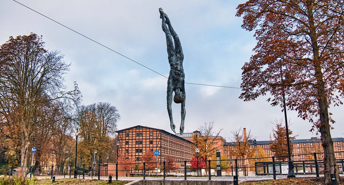 Balansujące rzeźby wracają nad Młynówkę. Zobacz, co dalej