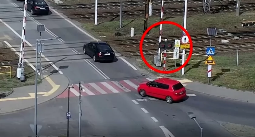 Przejazd kolejowy przy ul. Inwalidów w Bydgoszczy pod okiem drona – ilu ignoruje zakazy?