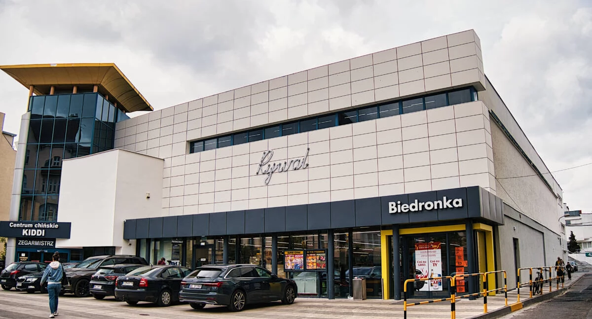 Bydgoszcz znów błyszczy – symboliczne światło na fasadzie dawnego „Rywalu”