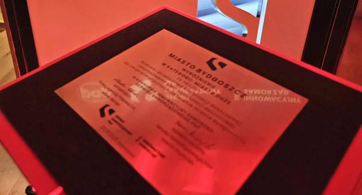 Niepozorna inicjatywa, wielki efekt – Bydgoszcz nagrodzona w Warszawie w konkursie „Innowacyjny Samorząd 2025”.