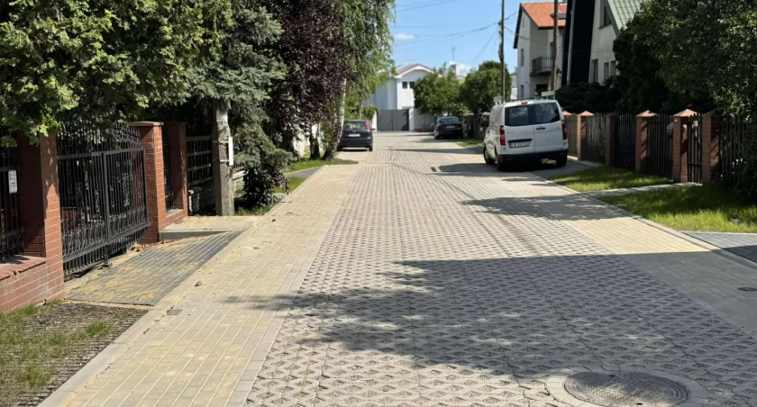 Bydgoszcz: Ulica Akacjowa na Miedzyniu z nową nawierzchnią. Ażury zamiast błota