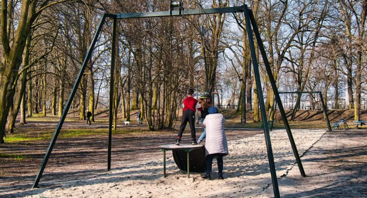 Nowe inwestycje w cieniu placu zabaw. Tyrolka to dopiero początek…