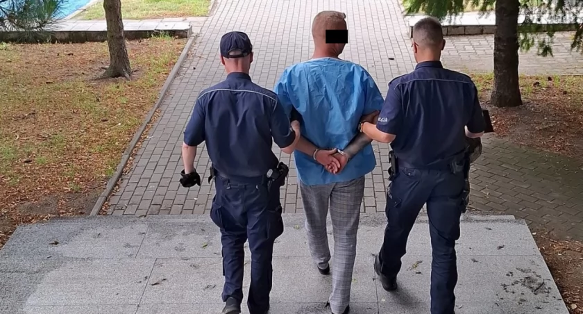 Bydgoszczanin z dwoma zakazami za kierownicą. Uciekał przed policją, wjechał w drzewo i uciekł do lasu