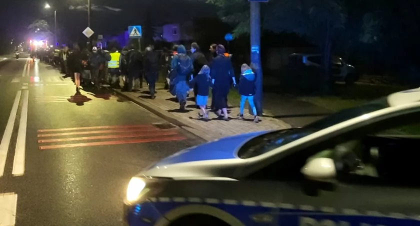 Dzieci ewakuowane z obozu harcerskiego w Tuszynach. Policja i straż działały błyskawicznie