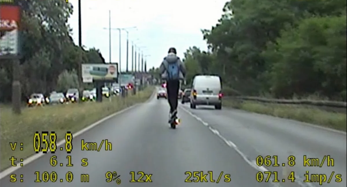 Pędził hulajnogą 58 km/h po ulicy Fordońskiej. Bydgoski przykład lekkomyślności