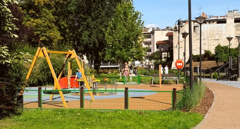 Plac zabaw na Wyspie Młyńskiej otwarty – prace remontowe przenoszą się na Międzywodzie