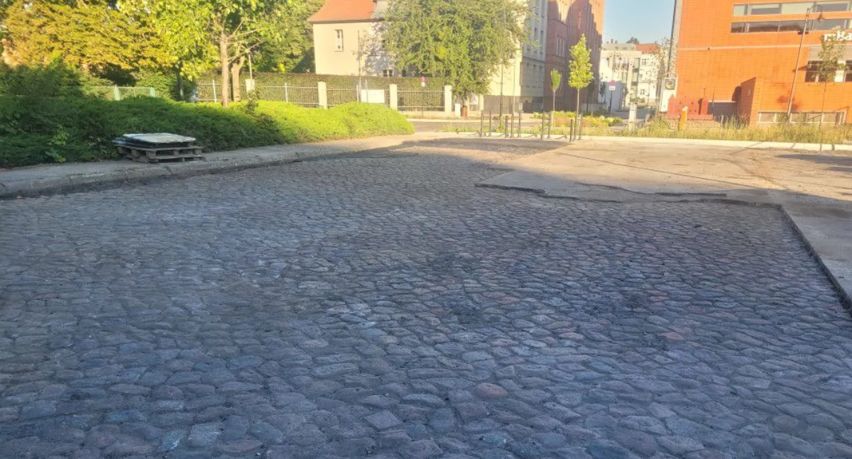 Historia pod kołami samochodów – Bydgoszcz odzyskuje brukowaną nawierzchnię placu Solnego