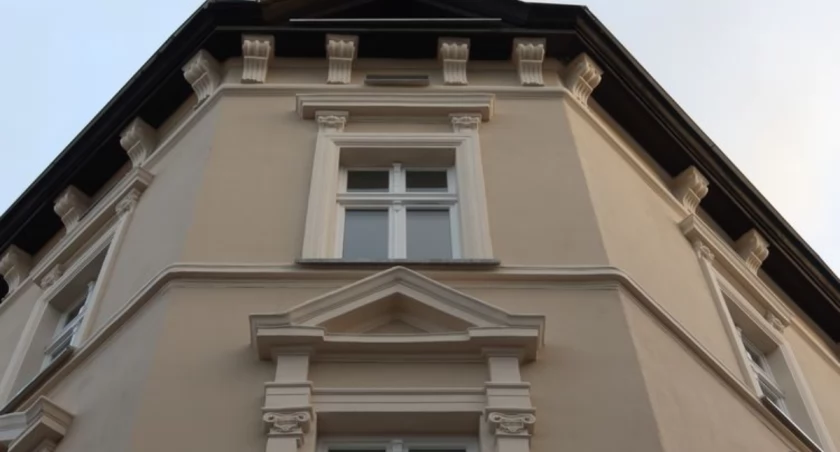 Stuletni napis wraca na Okole. Remont kamienicy przy Łokietka