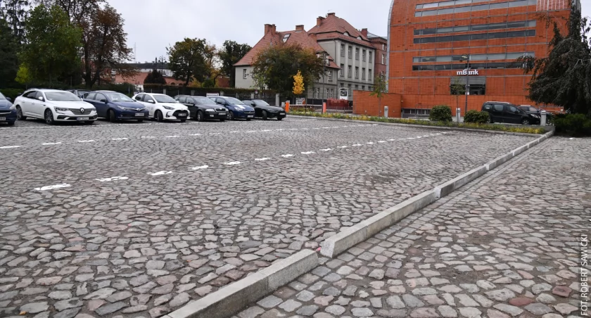 Plac Solny odkrywa bruk. Parkowanie wróciło, finisz prac w toku