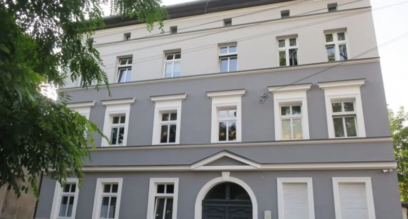 Staroszkolna 5 rośnie w górę. Okole zyskuje spójny front