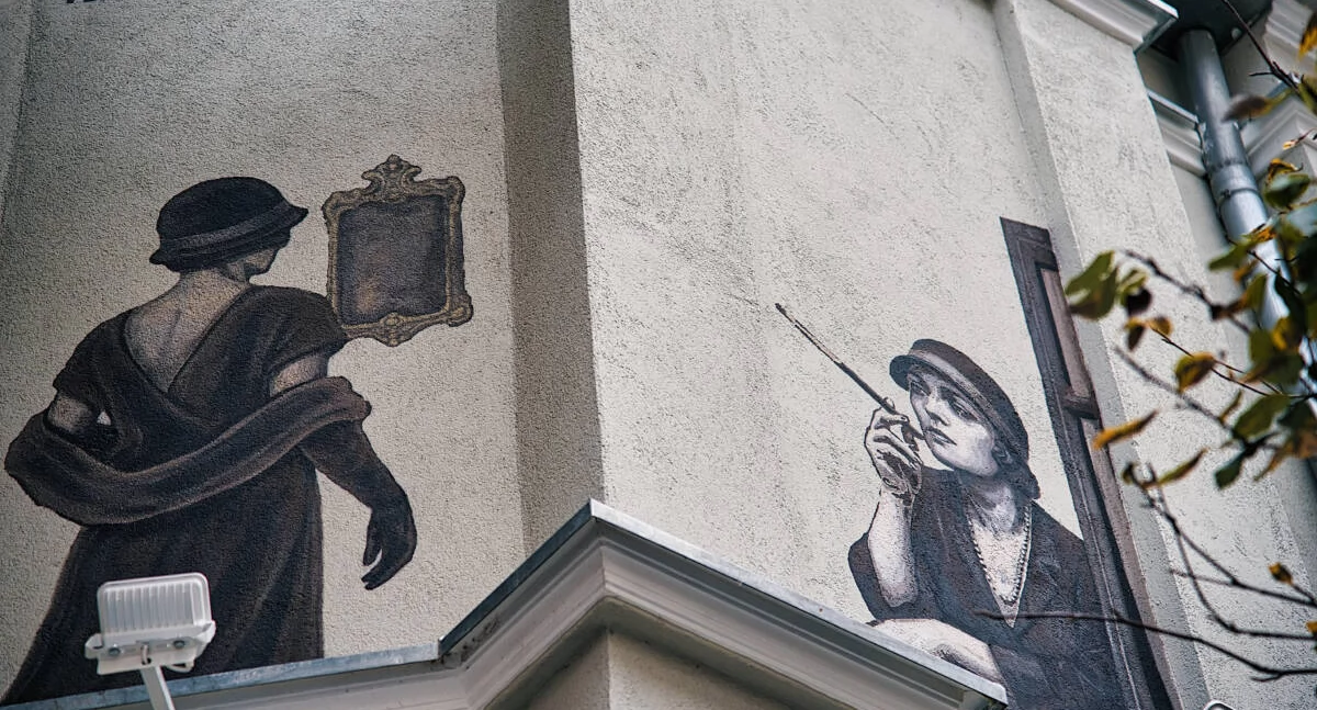 Pola Negri na murze przy Marcinkowskiego 22. Dwa kadry
