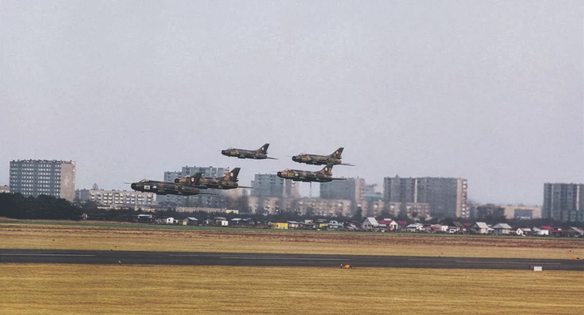 Bydgoszcz, 1997: pięć Su-20 w pożegnalnym przelocie