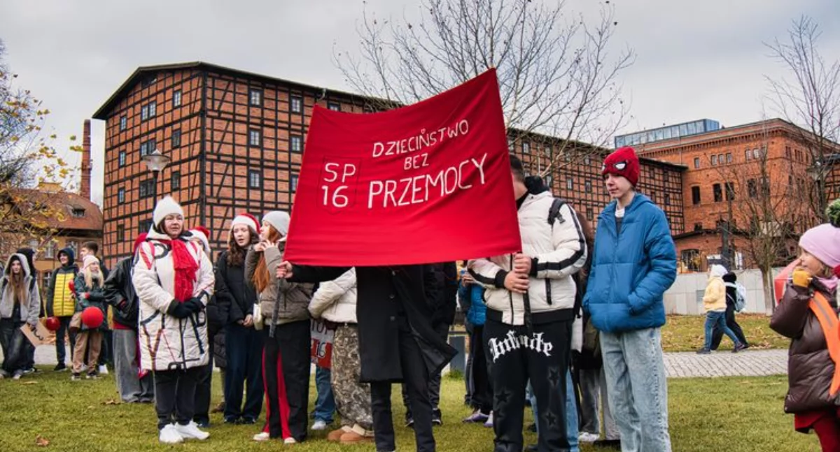 Dzieciństwo bez przemocy: marsz i czerwone światła