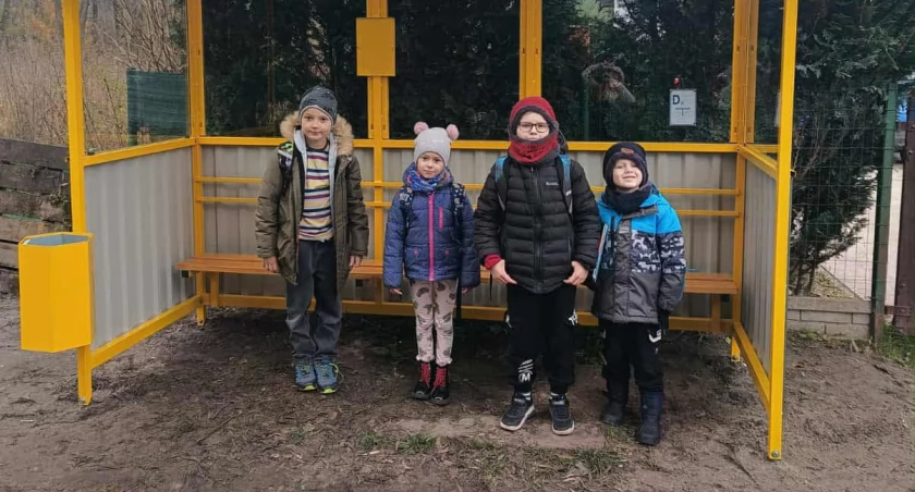 Trzy nowe wiaty w Prądcinie. Każdy szkolny przystanek ma mieć zadaszenie