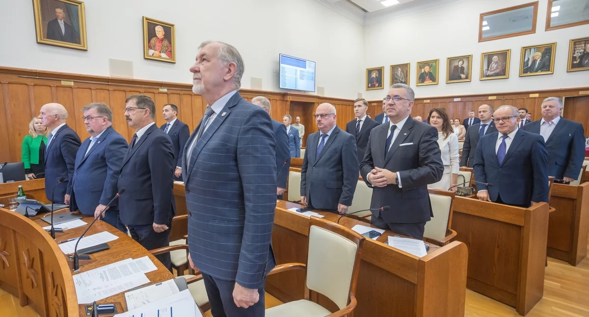 Sejmik 24 listopada w Toruniu. Nagroda, pociągi, PFRON
